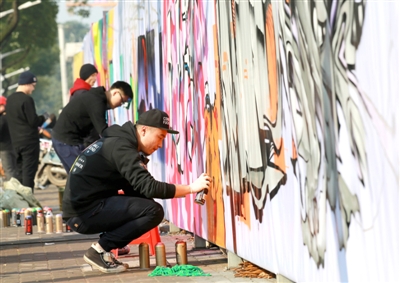 江南城區(qū)臨沅路上，涂鴉愛好者正在進(jìn)行街頭涂鴉藝術(shù)創(chuàng)作